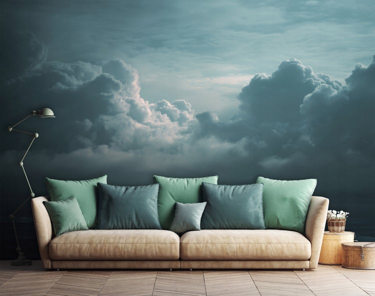 Wohnzimmer mit Sofa, Kissen und Wolken-Tapete