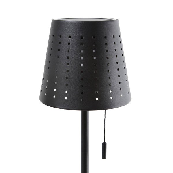 Schwarze Solar-Außenleuchte mit gelochtem Lampenschirm und Zugschalter.