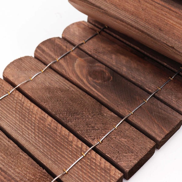 Detailansicht einer Holzbadematte mit Lattenstruktur