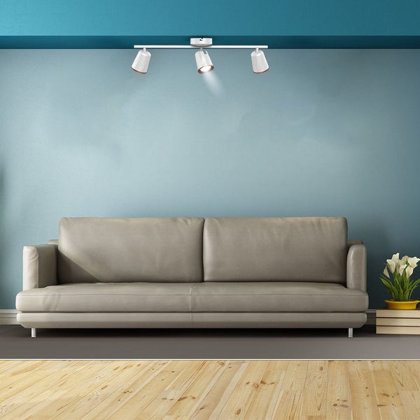 Wohnzimmer mit Deckenleuchte und Sofa