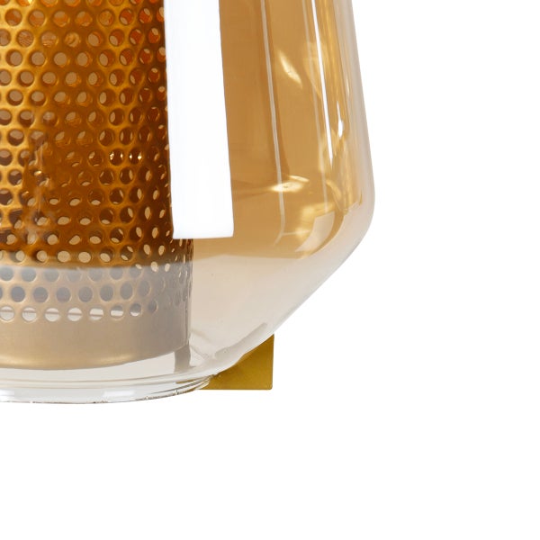 Detailansicht einer Wandleuchte mit Schirm aus gelbem Glas und Lochmuster