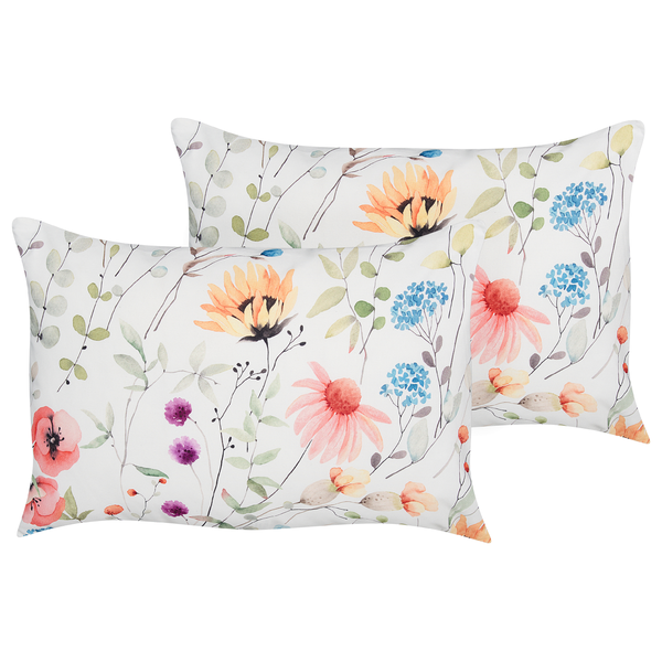 Zwei Zierkissen mit Blumenmuster für eine dekorative Gestaltung.