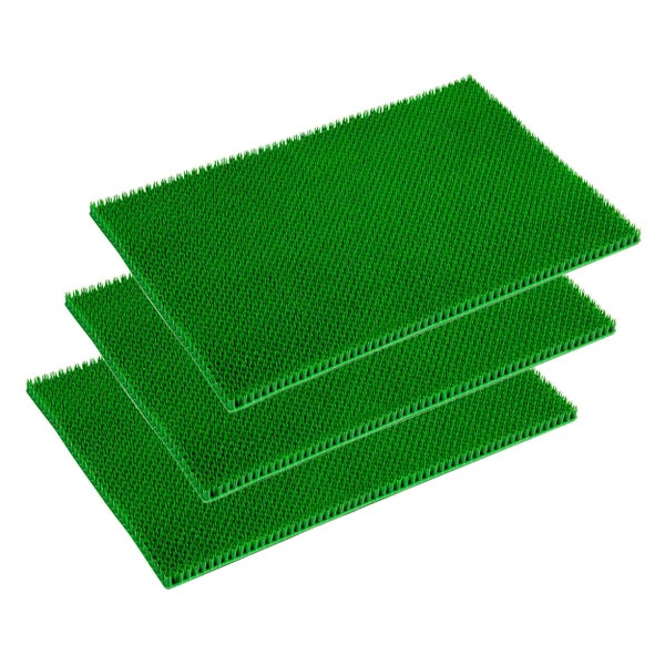 Drei grüne Rasengittersteine aus Kunststoff gestapelt