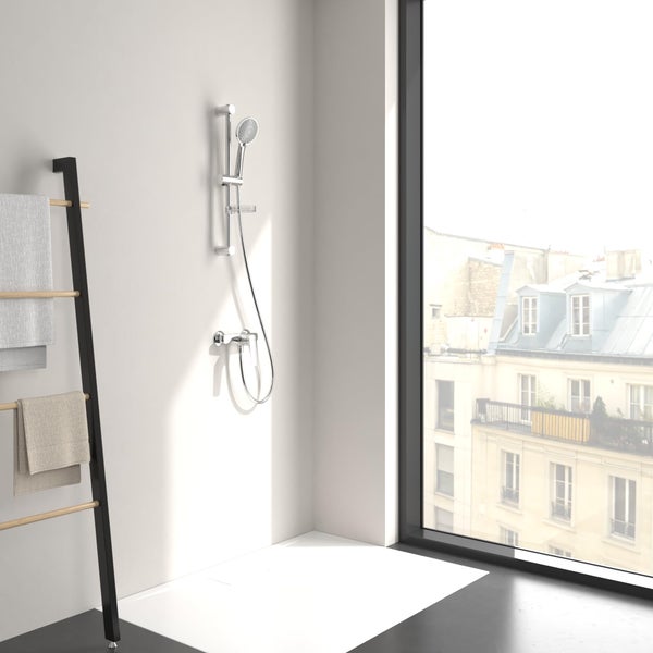 Modernes Badezimmer mit Handbrausegarnitur und Handtuchhalter