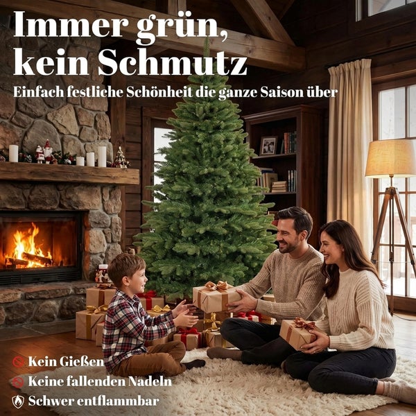 Eine junge Familie sitzt an Weihnachten vor einem künstlichen Weihnachtsbaum in einem rustikalen Wohnzimmer mit Kamin.