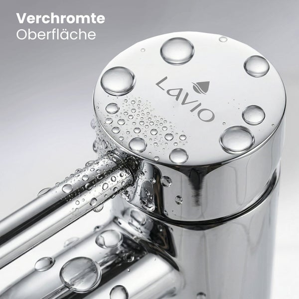 Verchromte Oberfläche einer Armatur mit Lavio Logo und Wassertropfen.