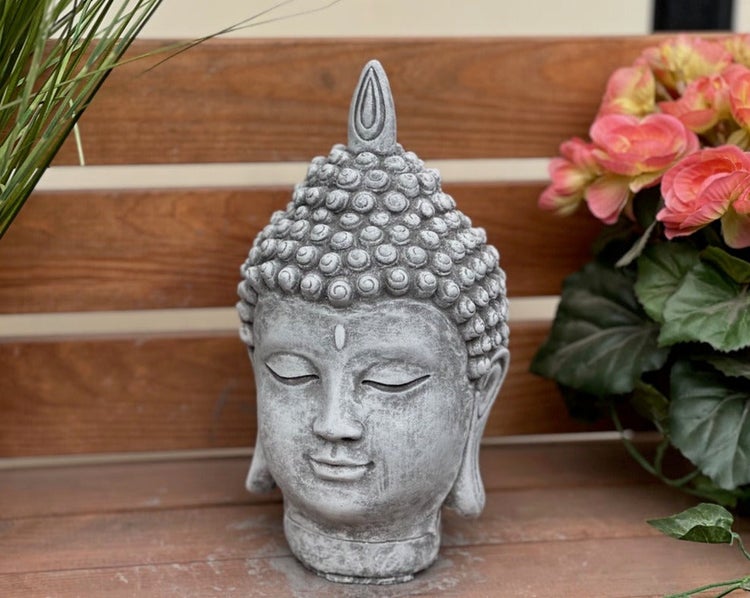 Buddha-Kopf Gartenfigur in Steinoptik für die Gartendekoration.