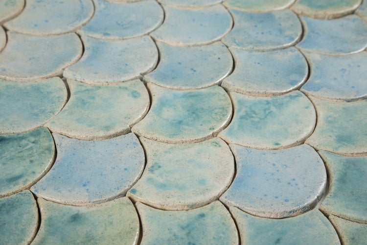 Keramikmosaik im Schuppenmuster