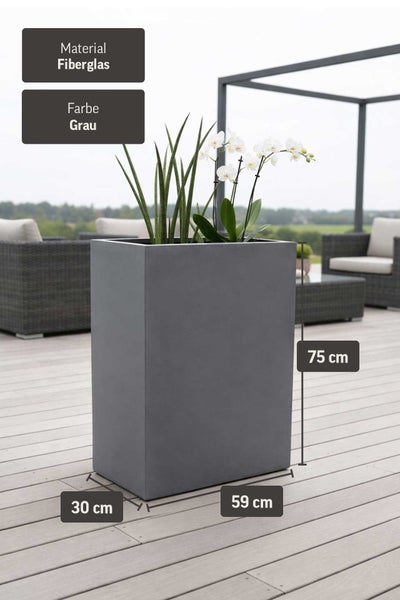 Rechteckiger Pflanzkübel aus grauem Fiberglas auf einer Holzterrasse. Maße: 75 Zentimeter hoch, 59 Zentimeter breit, 30 Zentimeter tief.