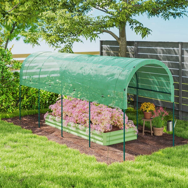 Gewächshaustunnel aus grünem Gittergewebe über einem Hochbeet aus Metall mit rosa Blumen in einem hellen, organisierten Garten.