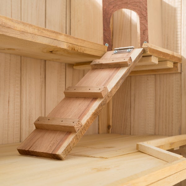 Kleintierstall aus Holz mit mehreren Ebenen und einer ausziehbaren Schublade zur Reinigung