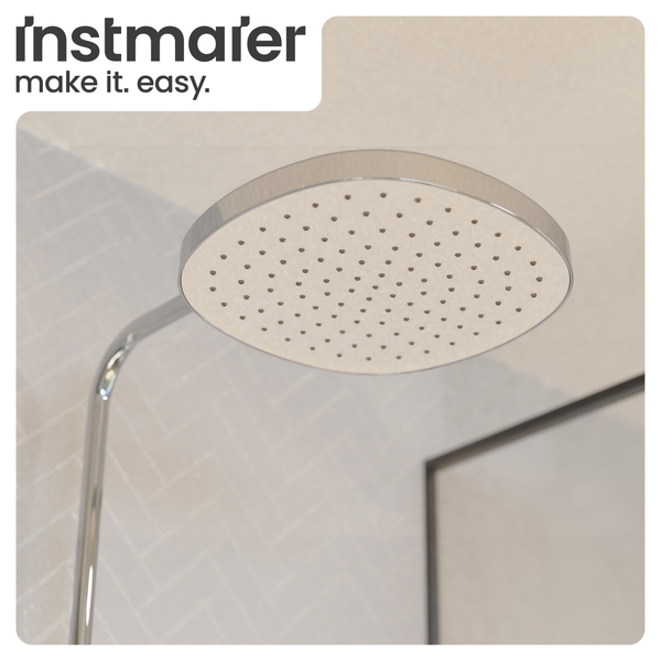 Runder Regenduschkopf mit verchromtem Duscharm und instmaier Logo.