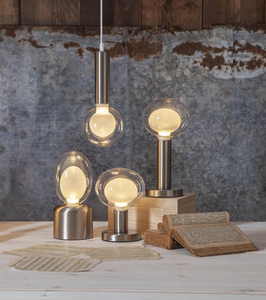 Lichterkette mit klaren Glühbirnen und weißem Kabel