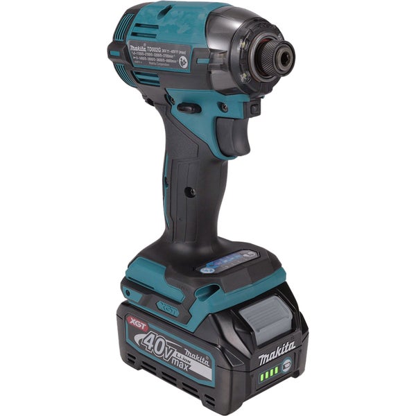 Nahaufnahme eines Akku-Schlagschraubers, der von einer Hand bedient wird