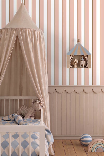 Kinderzimmer mit gestreifter Tapete, Baldachin über dem Gitterbett, Wandpaneel mit Wellenkante und Wanddeko in Zirkusform.