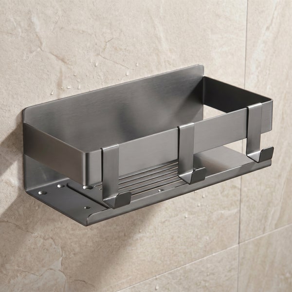 Duschkorb aus mattem Metall zur Wandmontage mit drei integrierten Haken und geschlitztem Boden für den Wasserablauf.