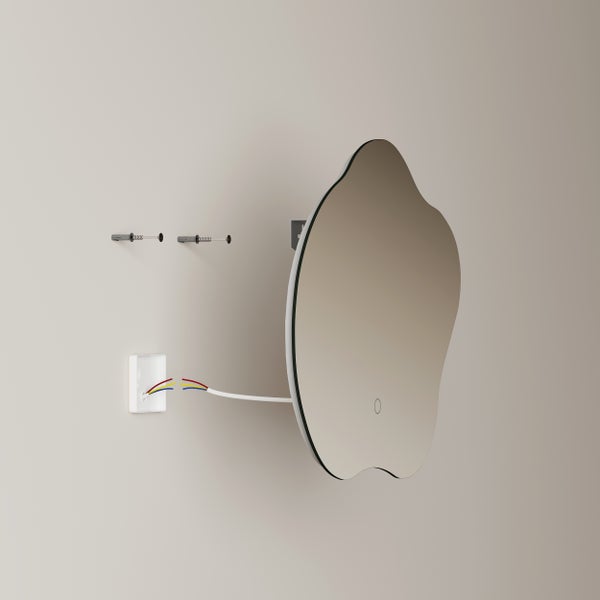 Installation eines organisch geformten Wandspiegels mit Elektroanschluss, Wanddübeln und Schrauben an einer Wand.