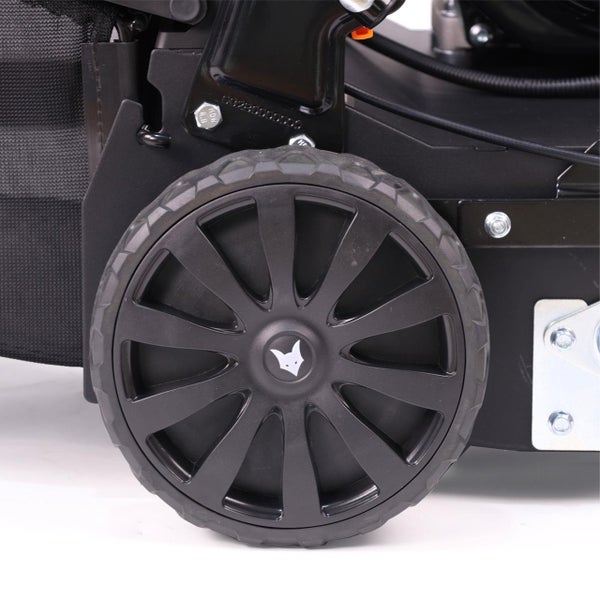Nahaufnahme eines Rads eines Rasenmähers mit Fuxtec Logo auf der Radkappe.