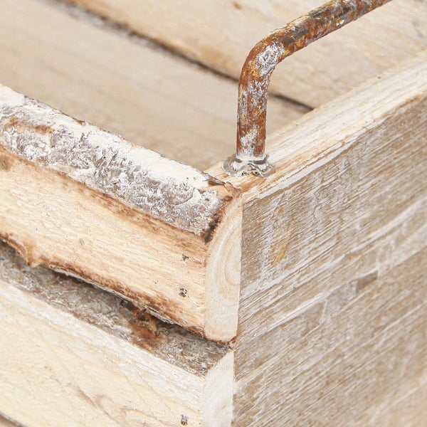 Detailansicht einer Holzkiste mit Griff