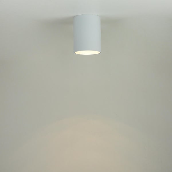 Deckenleuchte aus Metall an der Decke