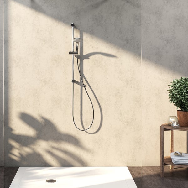 Dusche mit Duschwanne, Duscharmatur und Ablage