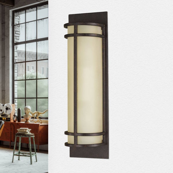 Wandleuchte mit zylindrischem Schirm an einer Wand