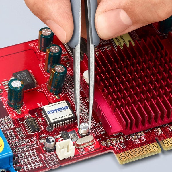 Pinzette hält elektronische Komponente