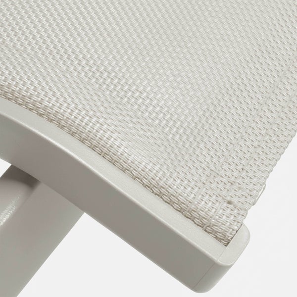 Detailansicht eines Gartenstuhls mit hellgrauem gewebtem Textilstoff und Rahmen.