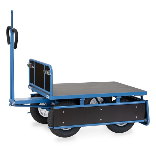 Handwagen mit blauem Stahlrahmen, dunkler Holzplattform, Bordwänden, vier Luftreifen und Deichsel mit Griff.