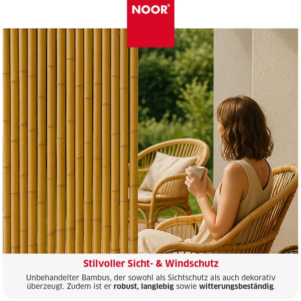 Noor Logo und Bambus Sichtschutz auf einer Terrasse mit einer Frau in einem Korbstuhl als Windschutz und dekoratives Element im Außenbereich.