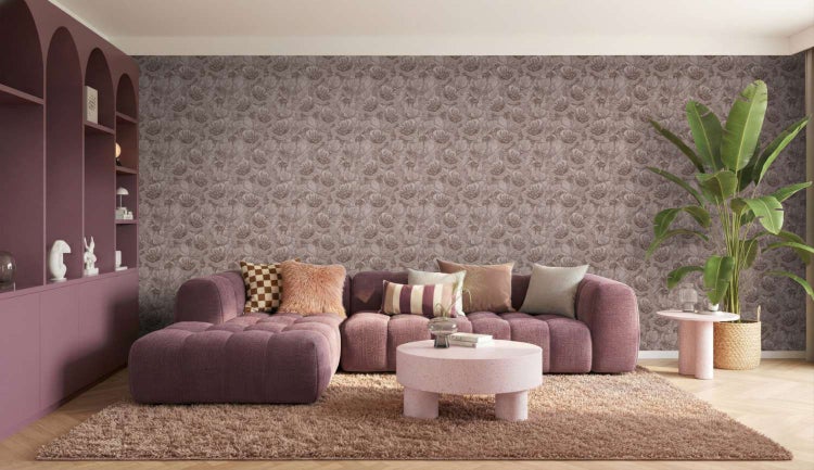 Tapete mit einem dichten, floralen Muster aus großflächigen Blumenblüten in strukturierter Optik.