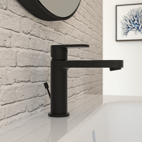 Schwarzer Waschtischmischer auf einem Waschbecken vor einer Ziegelwand