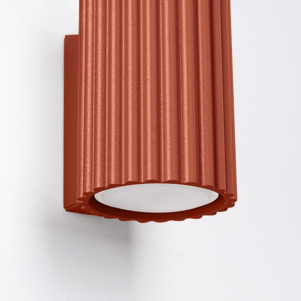 Wandleuchte mit gerippter Oberfläche