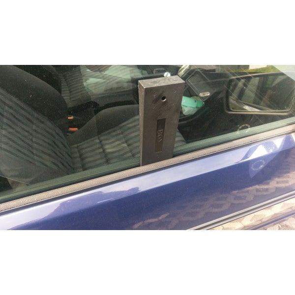 Schwarzer Auto-Fensterheber an einer blauen Autotür