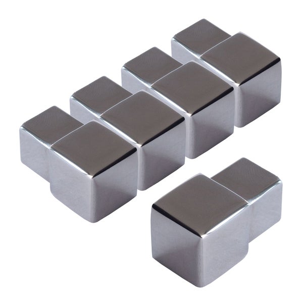 Set aus zehn Würfelmagneten aus Metall mit polierter Oberfläche.