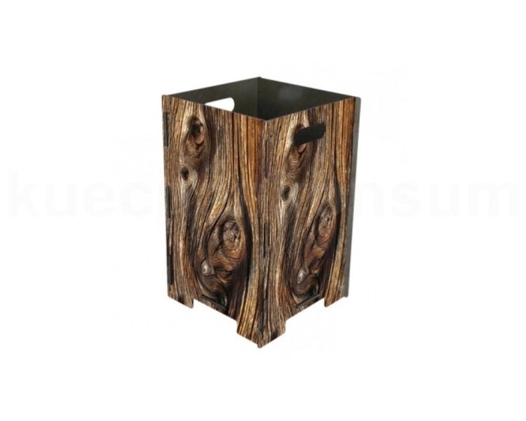 Quadratischer Papierkorb aus Holz mit rustikaler Astloch-Optik und integrierten Tragegriffen.