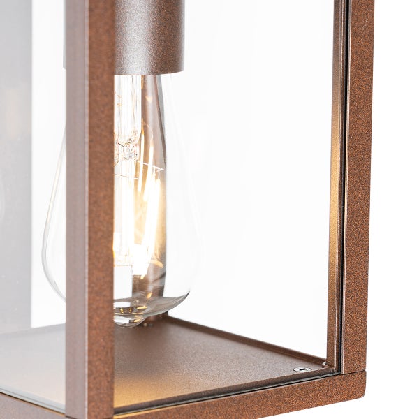 Nahaufnahme einer Außenleuchte mit LED-Filament-Leuchtmittel in einem rostfarbenen Metallrahmen mit Glaseinsätzen.