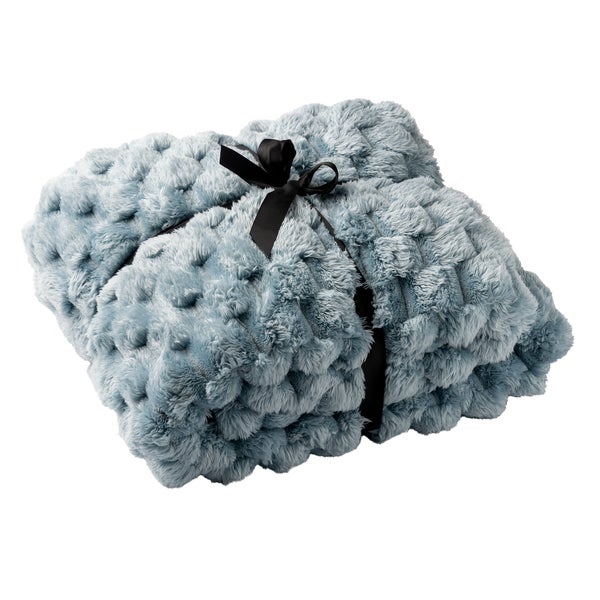 Hellblaue Kuscheldecke aus Kunstfell mit strukturierter Oberfläche, gefaltet und mit einer schwarzen Schleife zusammengebunden.