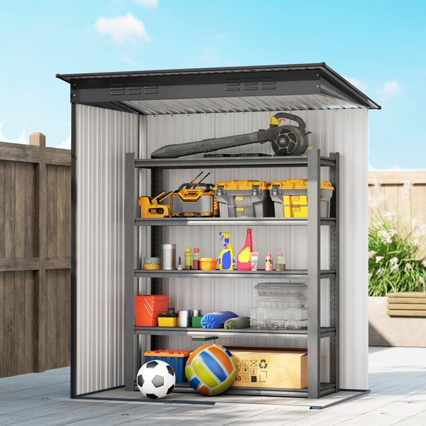 Metall-Gerätehaus mit einem Schwerlastregal, organisiert mit Werkzeugen, Laubbläser und Gartenutensilien im Außenbereich.