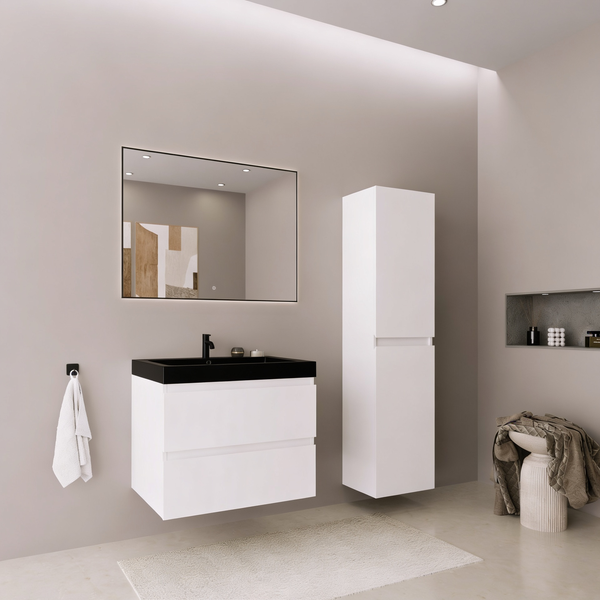 Modernes Badezimmer mit wandhängendem Waschtisch, schwarzem Waschbecken, Spiegelschrank, Hochschrank und einem Handtuchhalter an der Wand.