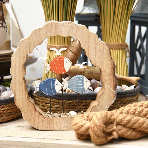 Dekoration mit Holzfischfiguren und Seemöwen in Holzrahmen