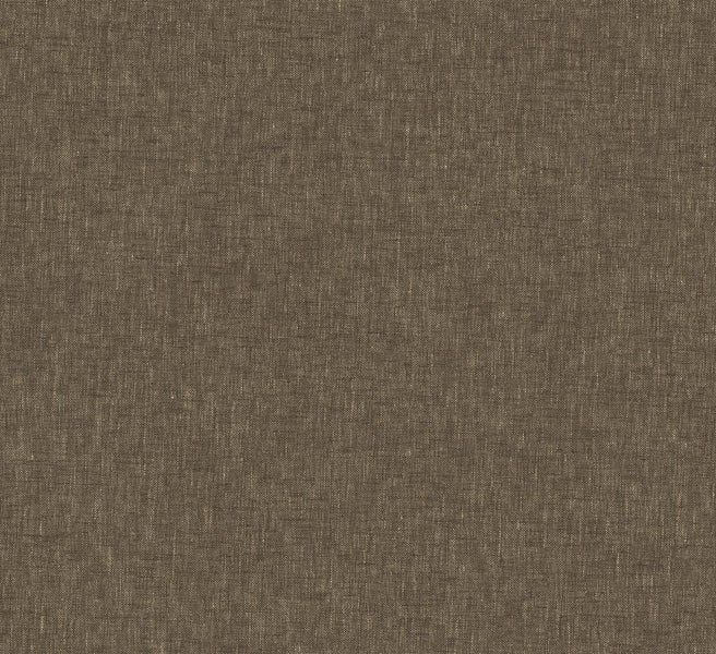 Kinderzimmer mit floraler Tapete, Wickelkommode und Gitterbett unter einer Dachschräge