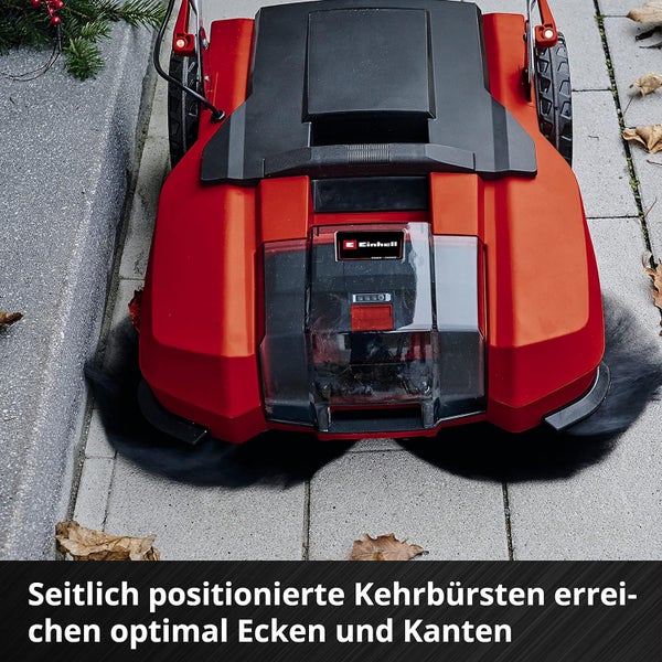 Einhell Akku Kehrmaschine mit rotierenden Seitenbürsten zur Reinigung von Kanten und Ecken auf gepflastertem Untergrund.