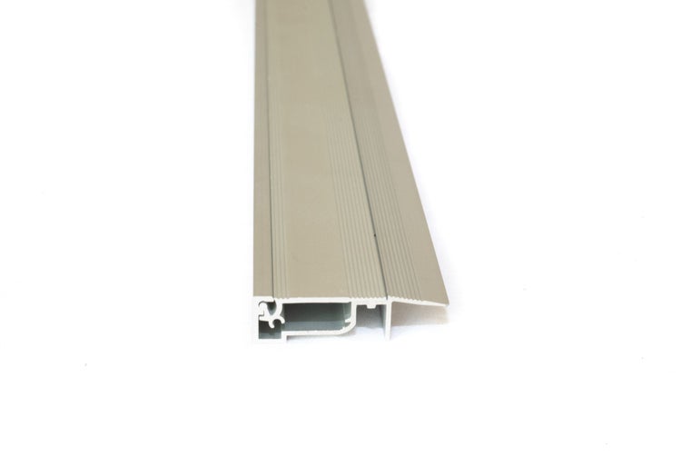 Übergangsprofil aus Aluminium für Bodenbeläge mit sichtbarem Querschnitt.