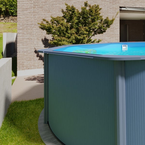 Aufstellpool im Garten mit Stahlwand und eingelassenem Skimmer
