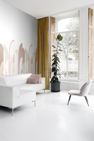 Wohnzimmer mit Sofa, Sessel, Zimmerpflanze und gemusterter Tapete