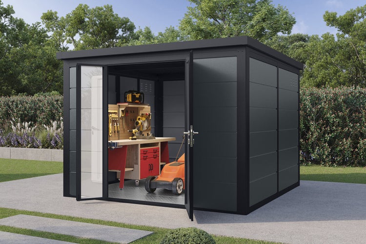 Modernes Gartenhaus mit Doppeltür, eingerichtet als Werkstatt mit Werkbank und Rasenmäher, platziert in einem gepflegten Garten.