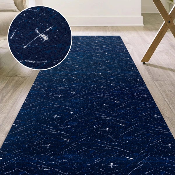 Langflor Teppich mit abstraktem Muster in einem Raum.