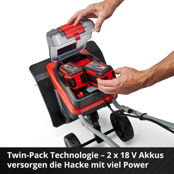 Zwei 18 Volt Akkus werden in das geöffnete Batteriefach einer Gartenhacke eingesetzt.
