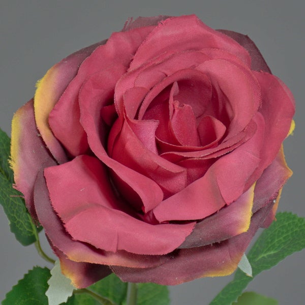 Künstliche Rose aus Textilgewebe mit Blättern.
